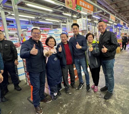 蔣萬安市長與果菜批發市場攤商合影