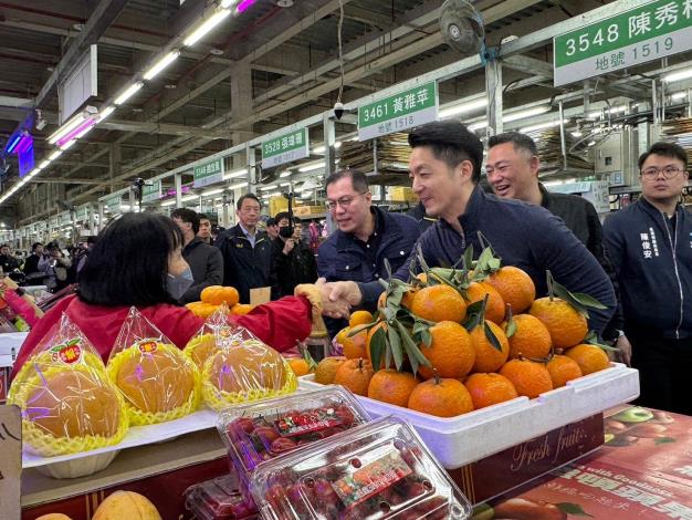 蔣萬安市長和果菜批發市場攤商握手致意