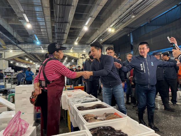 蔣萬安市長和魚類批發市場攤商握手致意