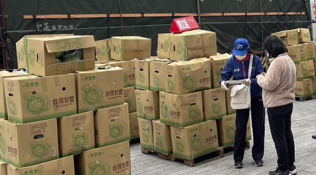 市府員工踴躍團購高麗菜 幫助產地農民