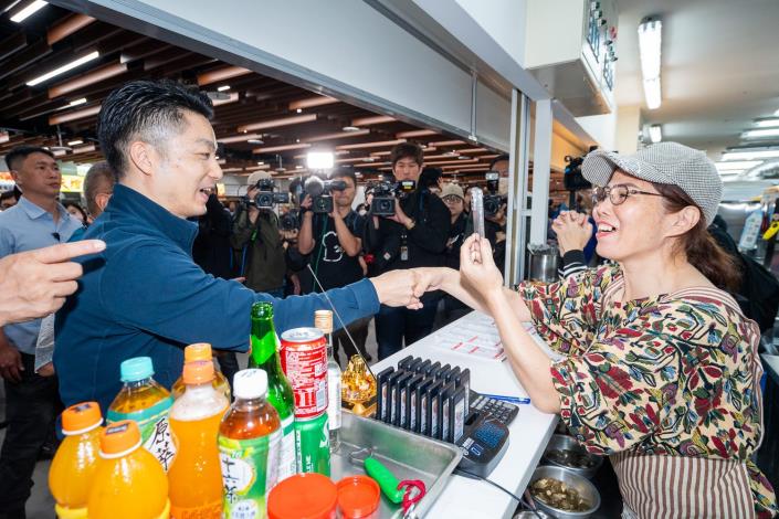 市長蔣萬安走逛重新開幕士林市場美食街商家，體驗開幕盛況並與商家民眾熱烈互動1