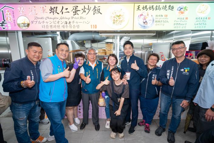 市長蔣萬安與士林市場美食街攤商自拍合影，祝福攤商生意興隆