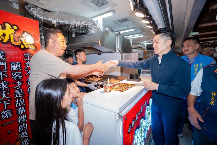 市長蔣萬安走逛重新開幕士林市場美食街商家，體驗開幕盛況並與商家民眾熱烈互動2