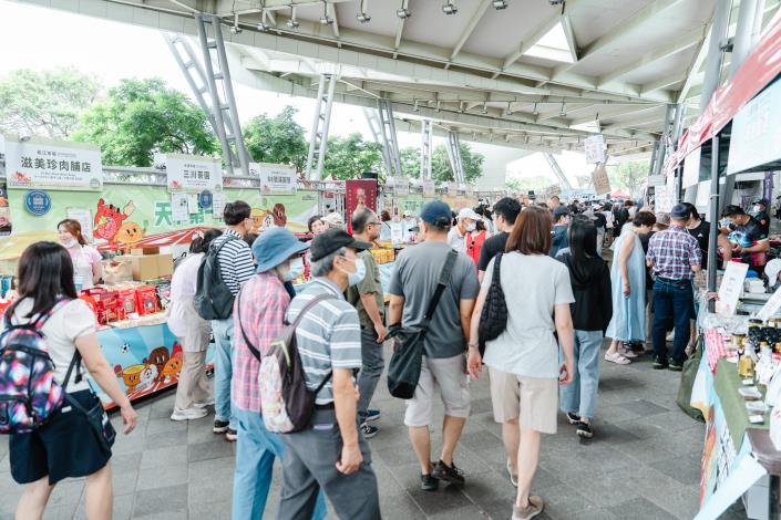 2025臺北傳統市場節今(3)日於花博長廊廣場盛大登場，邀集超過50攤市場人氣美食進駐。活動第二天(4日)也將販售限量100份的50元點心美饌，還有豐富舞台活動，邀請民眾蒞臨共同感受臺北傳統市場的魅力與活力。