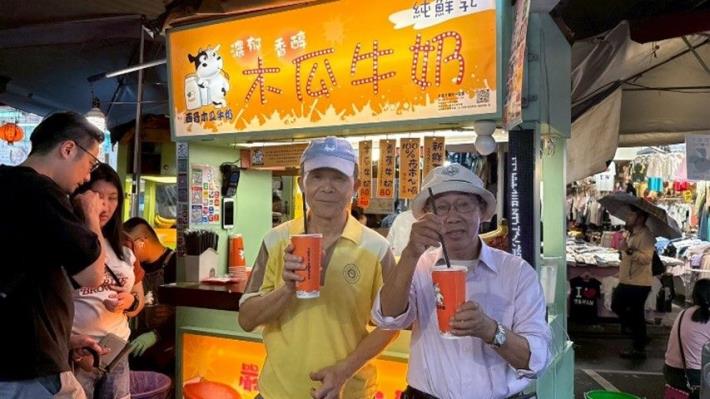 「西哥木瓜牛奶」濃郁滑順且不甜膩，是夜市中難得的清爽選擇