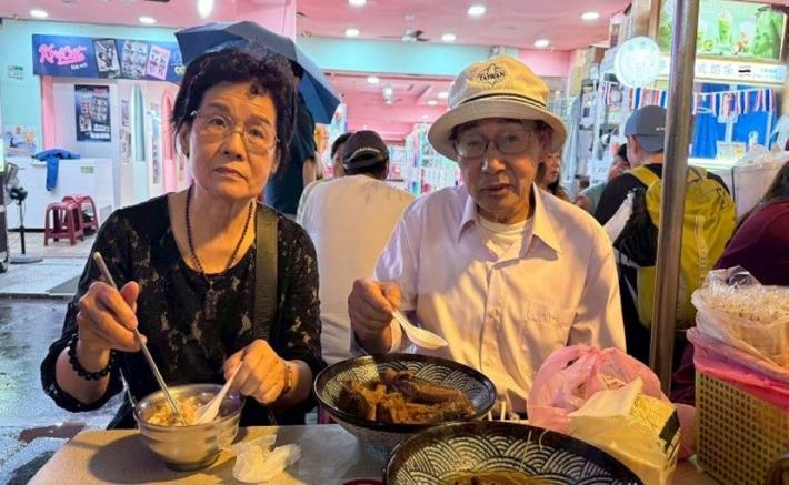 「陳董藥燉排骨」濃郁的中藥湯頭熬煮數小時，排骨燉得軟嫩入味，令黃炳輝(右)覺得相當療癒身心