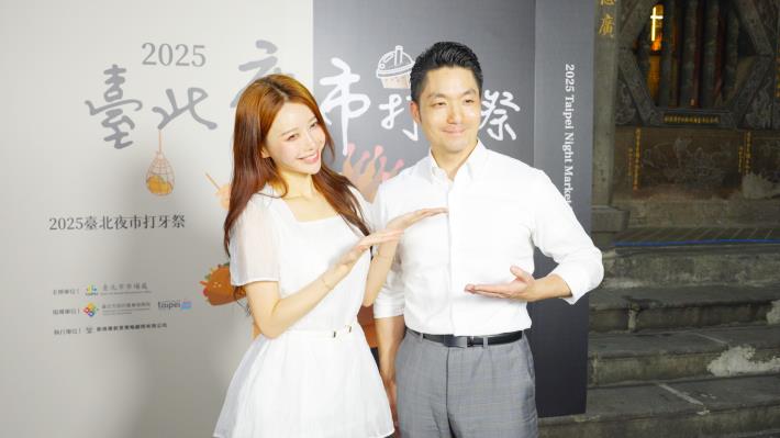 蔣萬安市長與韓國啦啦隊女神李雅英合照2