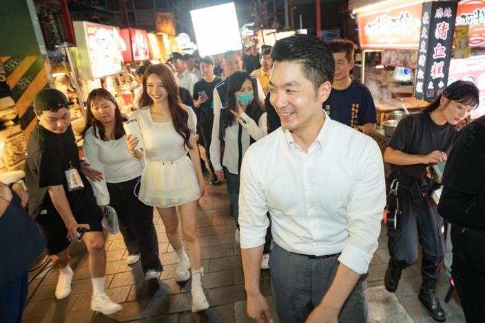 蔣萬安市長與韓國啦啦隊女神李雅英逛士林夜市