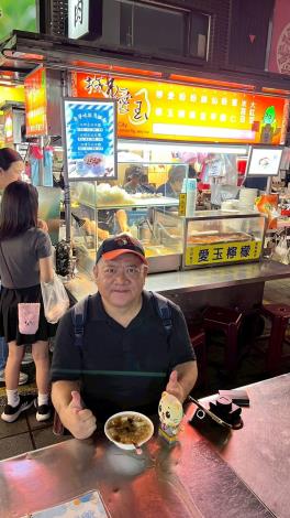 「城市愛玉」的招牌2號組手工愛玉Q彈無比，綠豆粉圓層次豐富