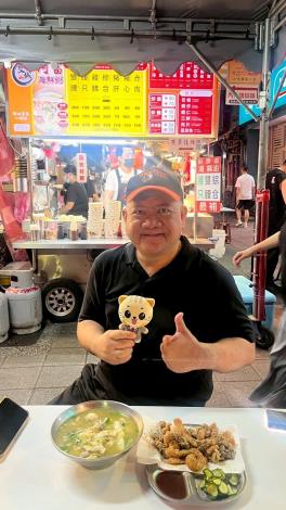 食尚玩家駐點部落客的貓大爺品嘗「阿富海鮮粥」，一上桌就被滿滿的海鮮震撼