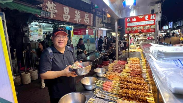 「肉在瘋狂」讓貓大爺連等待現烤時都充滿樂趣