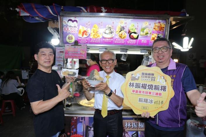 「林振櫂燒麻糬」在小塊的麻糬冰淋上煉乳，佐以花生和芝麻粉，呈現傳統好滋味