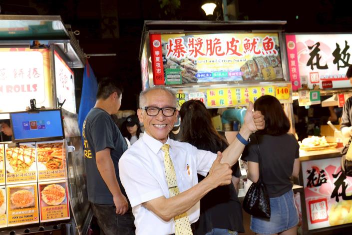 爆漿脆皮魷魚以巨型酥脆魷魚搭配清爽小黃瓜與芥末醬，口感層次分明