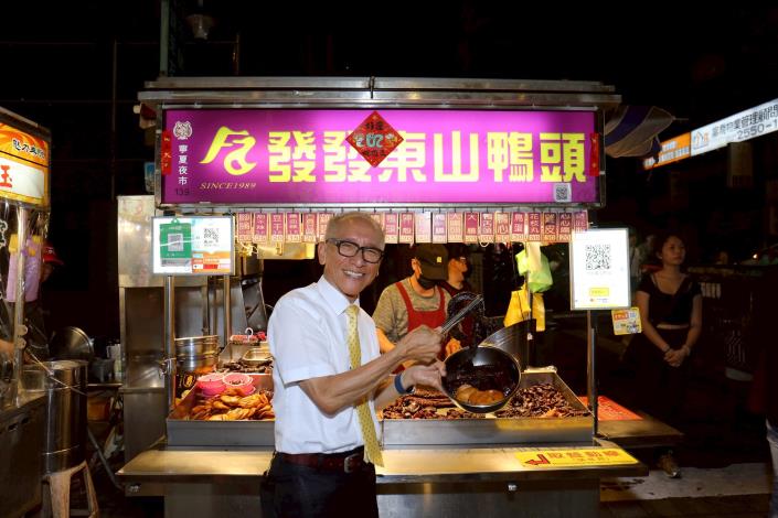 「發發東山鴨頭」滷味先滷後炸，散發獨特香氣