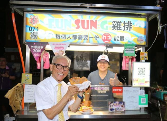 「FUN SUN G」雞排攤推出比臉大、比手掌厚的炸雞排
