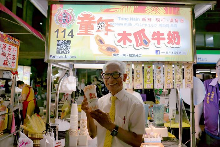 「童年木瓜牛奶」以新鮮木瓜與鮮乳打造，口感香甜順口