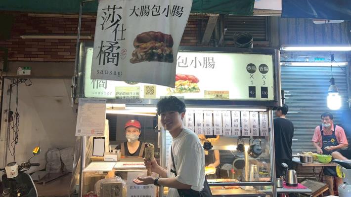 「莎仕橘大腸包小腸」烤得外皮酥脆，內裡軟糯