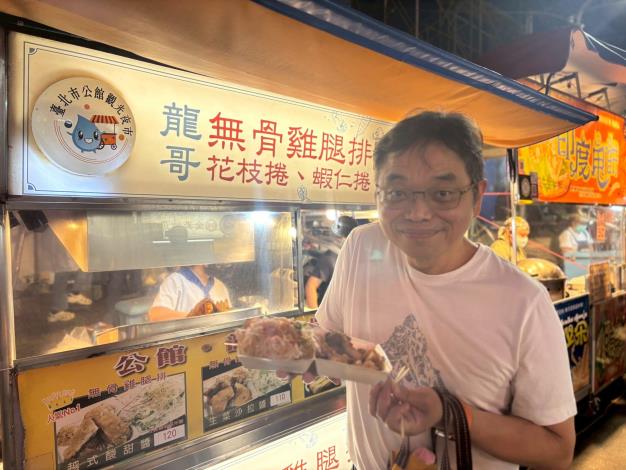 「龍哥雞腿排」將雞肉醃得很入味,也炸得金黃酥脆