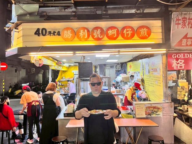 「勝利號蚵仔煎」選用嘉義東石的飽滿蚵仔與優質臺灣雞蛋為主食材，外酥脆、內軟嫩，口感完美