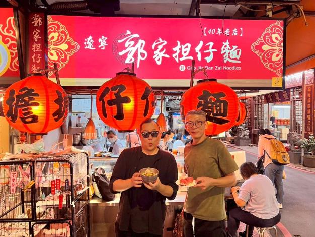「郭家擔仔麵」大紅燈籠高掛，看起來喜氣洋洋