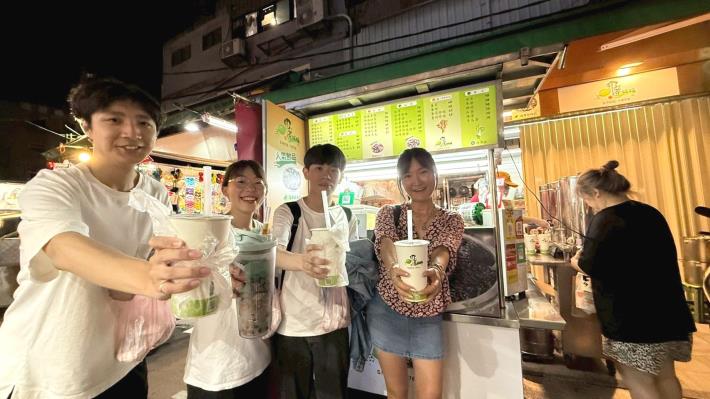 「奶茶媽媽」的仙草珍奶賴怡樺(右)覺得這是一杯「穠纖合度」的飲料