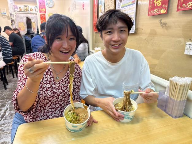 賴怡樺(左)品嘗「好朋友涼麵」，吃下去立刻覺得五感被打開