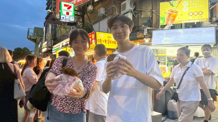 「家鄉碳烤雞排」刷上含中藥的獨門秘醬先炸後烤，炸得酥脆，烤後也不鬆軟