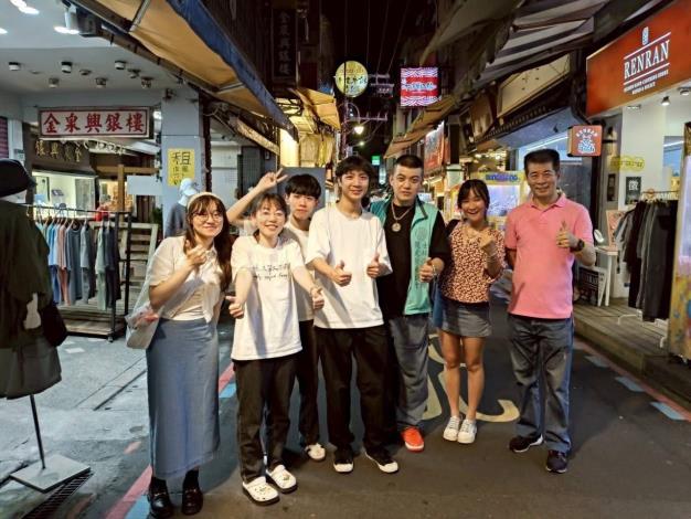 士林夜市鄰近捷運劍潭站，交通便利，結合文化、宗教與消費機能，為臺北夜間經濟的核