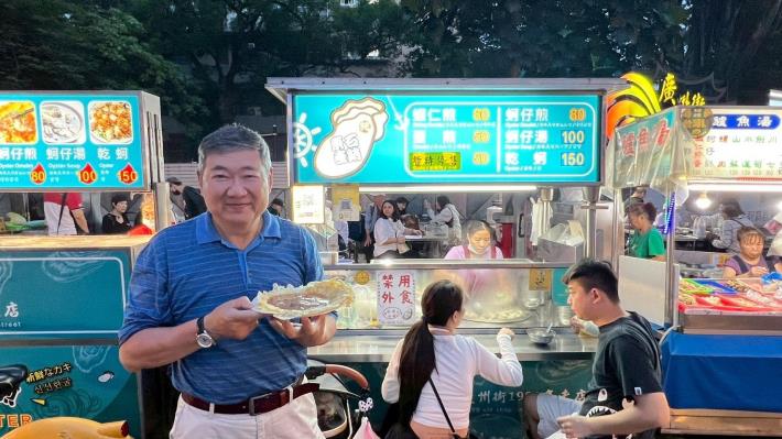 「脆皮蚵仔煎」煎至金黃酥脆,蚵仔的鮮甜與脆皮的香氣在口中交織