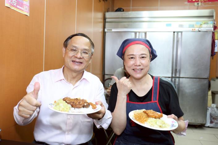 「金仙魚丸店」是楊敏修(左)此行最推薦的店家