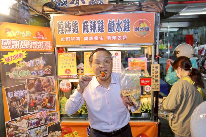 「小么雞鹹水雞」的主力產品鹹水雞味道適中,店家親切與暖心的服務,讓楊敏修深受感