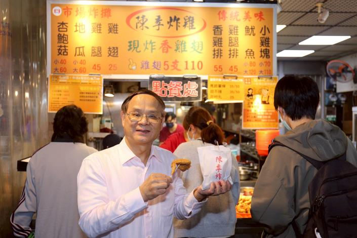 「陳季炸雞」為傳統臺式炸雞,外皮炸到金黃酥脆,內裡多汁鮮嫩