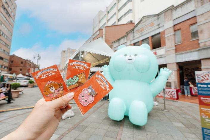 完成任務就有機會獲得與人氣插畫IP「小黃間」聯名的限量刺繡布標紀念品