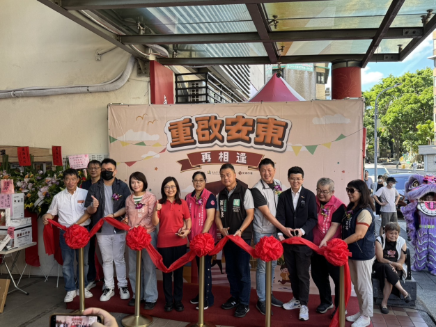 開幕剪綵大合照1