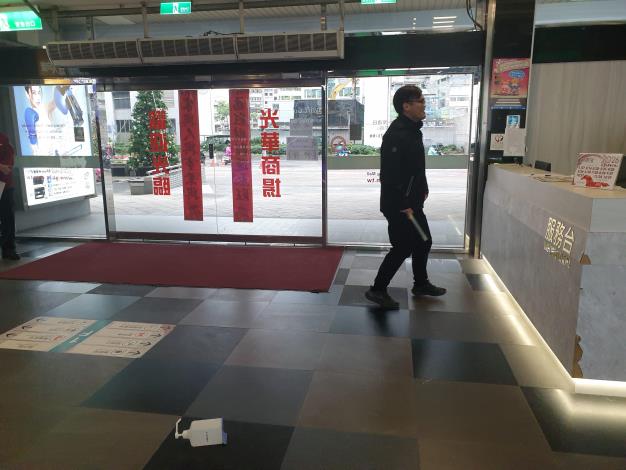 發現有人持刀進入商場並丟汽油彈