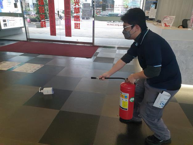 機電拿滅火器初步滅火