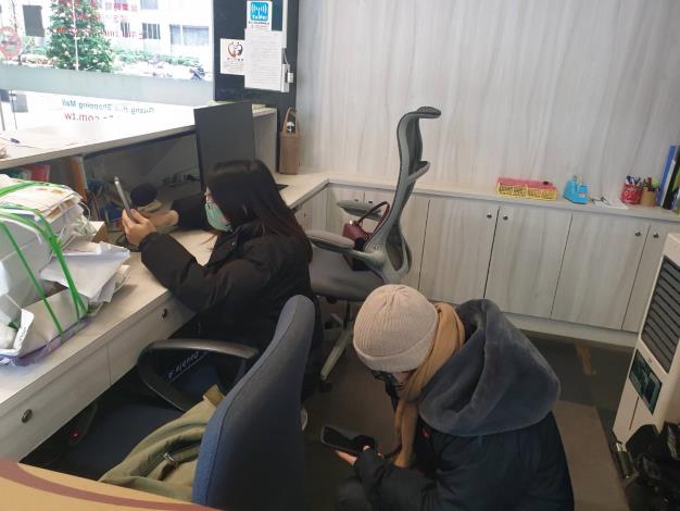 服務台廣播疏散人群並撥打110及119