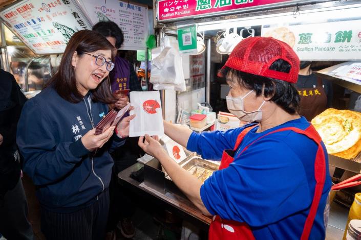 林奕華副市長享用寧夏夜市美食