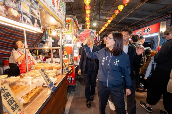 林奕華副市長和民眾打招呼