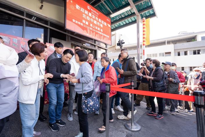 市長於北投中繼生鮮BC棟現場向民眾拜年