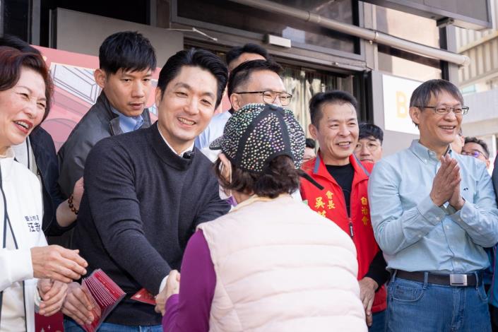 市長現場向民眾發放發財金