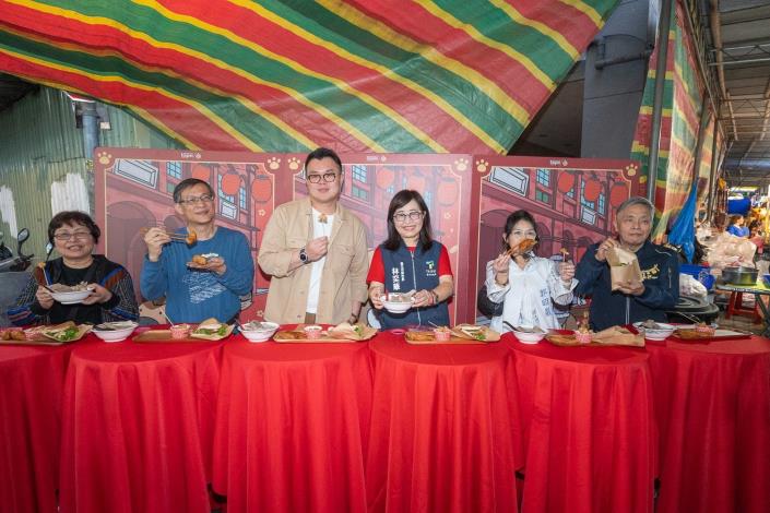 林奕華副市長享用萬華夜市美食