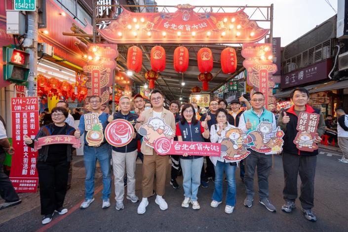 林奕華副市長（右4）在小年夜造訪艋舺年貨大街