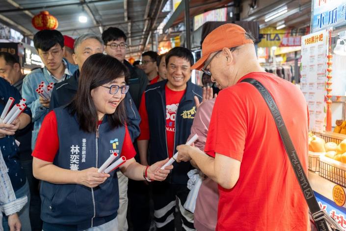 林奕華副市長發送春聯給現場民眾
