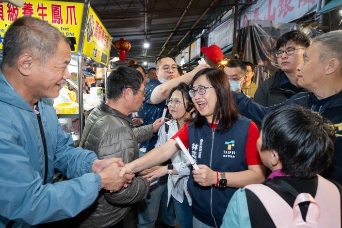 林奕華副市長與現場民眾握手拜年