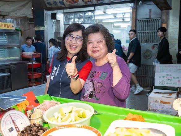 林奕華副市長和攤商合影