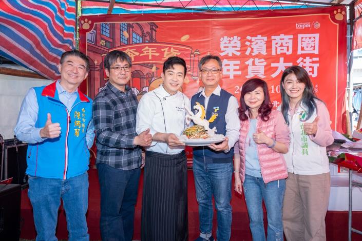 張溫德副市長展示廚藝，烹調榮濱商店街限定的特色年味拼盤料理「馬到成功 青“雲”直上」