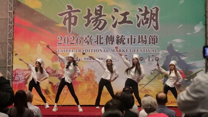 開場表演結合市場元素與舞蹈演出，活潑熱度炒熱現場氣氛