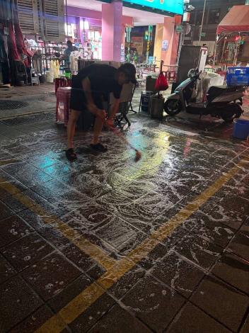 雙城街夜市配合中山區大清消進行打掃清刷1