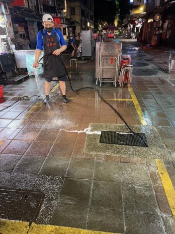 雙城街夜市配合中山區大清消進行打掃清刷2